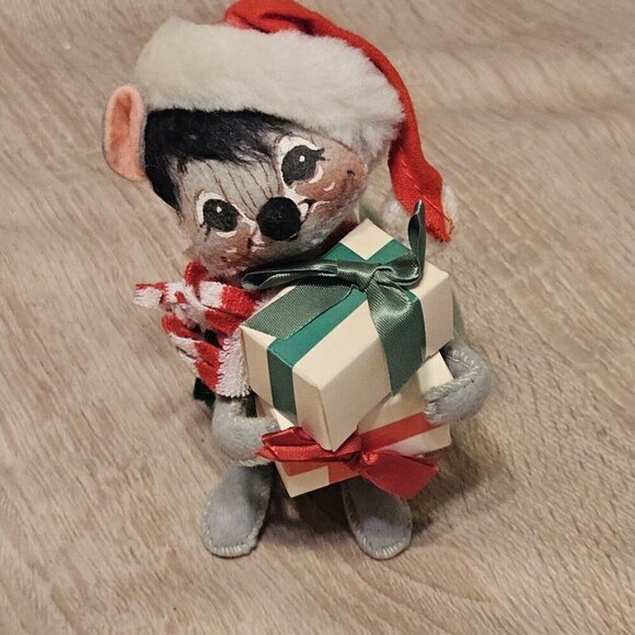 Annalee Mobiltee Christmas Mouse With Gifts in Vintage Decor 5in 1983 - Picture 1 of 7